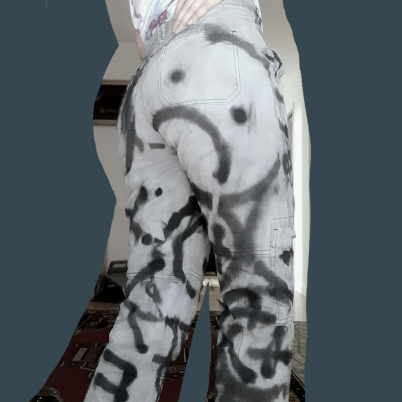 Spray painted Cargo Pants - Picture 2 of 4